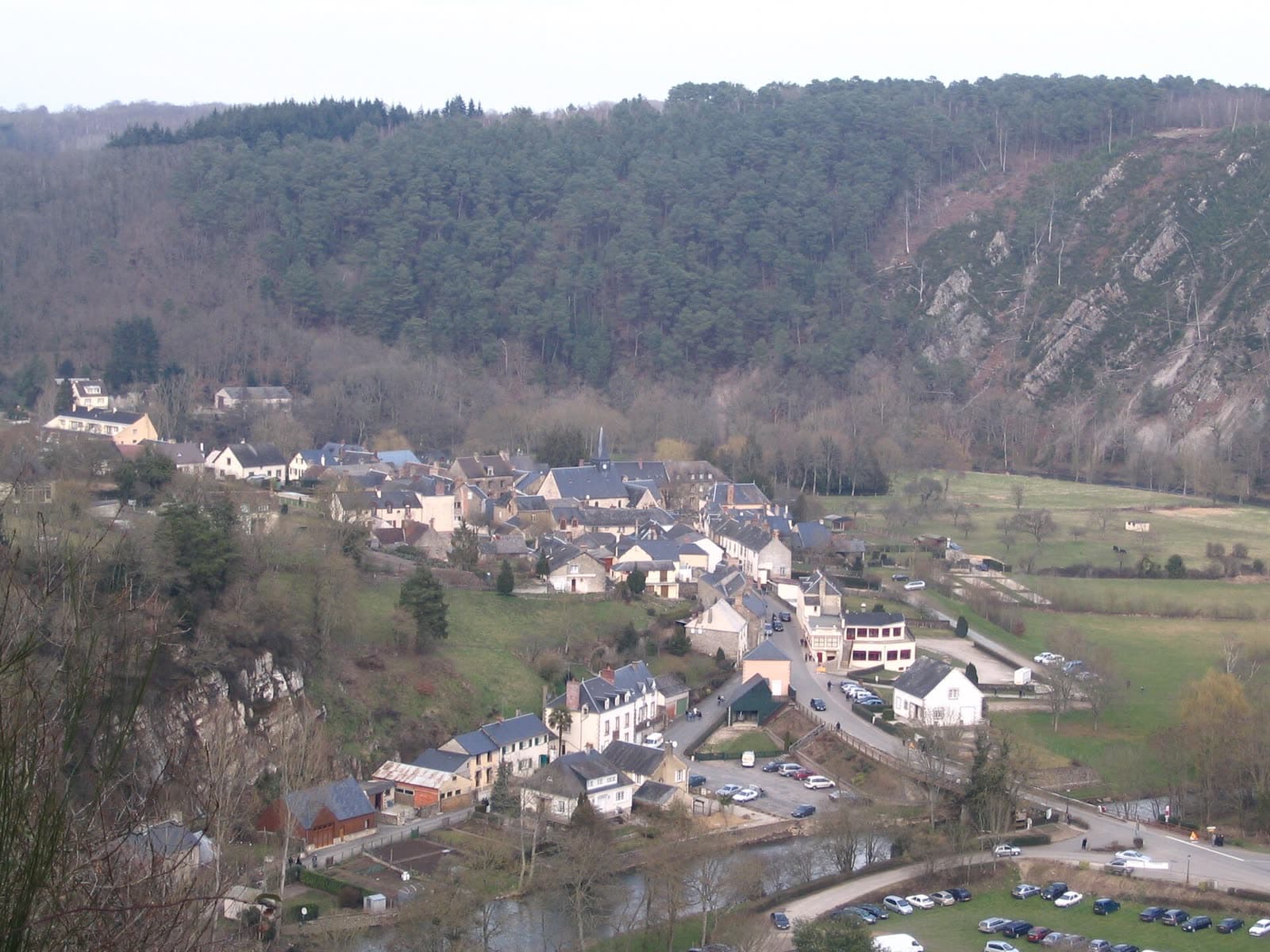 Marché: Marché de Noël de Saint-Léonard-des-Bois, Saint-Léonard-des-Bois